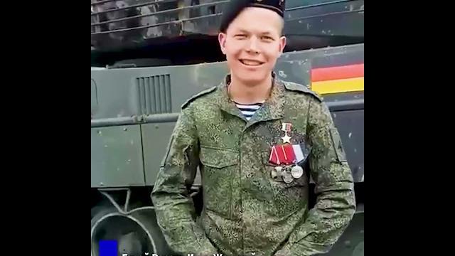 Боец, подбивший Leopard, на выставке трофейной техники НАТО Боец, подбивший Leopard, на выставке трофейной техники НАТО