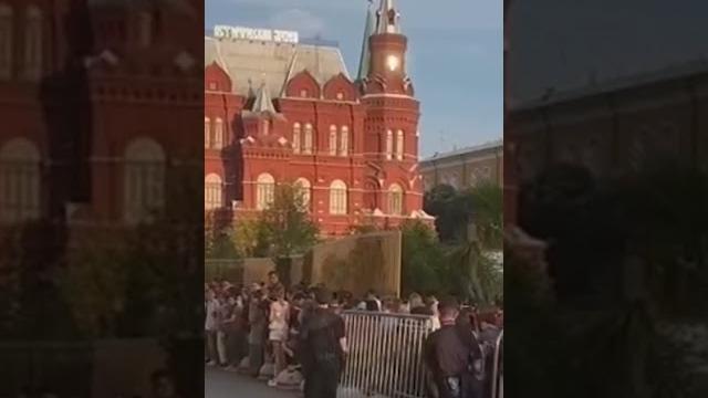 Толпа фанатов Канье Уэста собралась в Москве в ожидании артиста #kanyewest #москва #shorts Толпа фанатов Канье Уэста собралась в Москве в ожидании артиста #kanyewest #москва #shorts