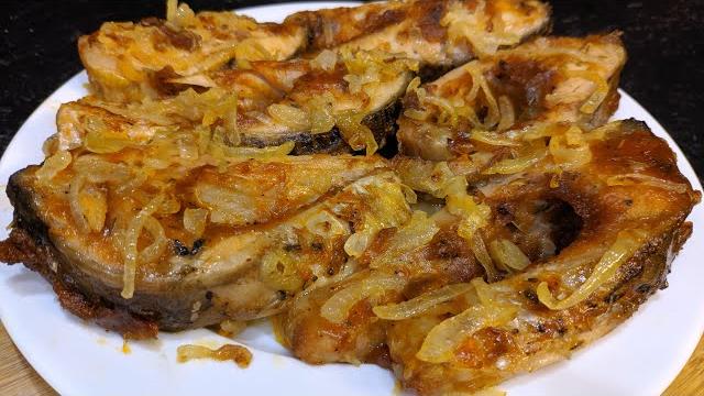 Вкусная жареная рыба без запаха и брызг. Рыба на сковороде с луком в собственном соку. Секрет в... Вкусная жареная рыба без запаха и брызг. Рыба на сковороде с луком в собственном соку. Секрет в...