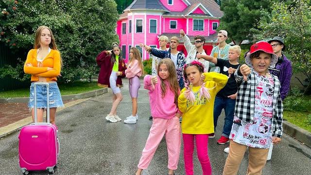 НОВЕНЬКАЯ Приехала в КАМПУС! Аминка и Подружки ПРОТИВ! САМЫЙ СИЛЬНЫЙ ЧЕЛОВЕК ВЛЮБИЛСЯ НОВЕНЬКАЯ Приехала в КАМПУС! Аминка и Подружки ПРОТИВ! САМЫЙ СИЛЬНЫЙ ЧЕЛОВЕК ВЛЮБИЛСЯ