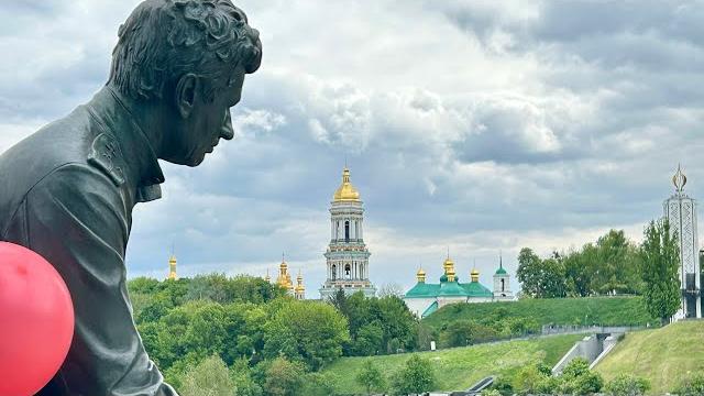 Киев, 9 мая 2025. С Днём Победы! Здравствуй, Маэстро! «И пламя Вечного Огня дрожит на скулах у меня» Киев, 9 мая 2025. С Днём Победы! Здравствуй, Маэстро! «И пламя Вечного Огня дрожит на скулах у меня»