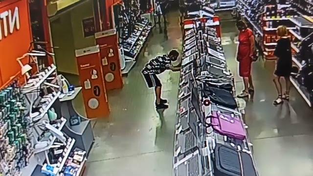 Подросток украл ноутбук за 150 тысяч в магазине в Волжском: дерзкое ограбление попало на видео Подросток украл ноутбук за 150 тысяч в магазине в Волжском: дерзкое ограбление попало на видео