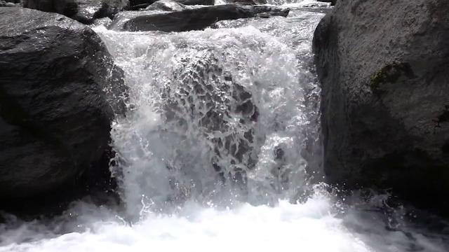 Как течет вода можно смотреть вечно Как течет вода можно смотреть вечно