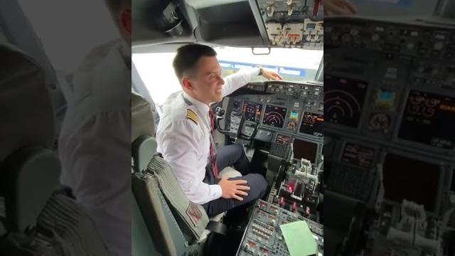 В кабине пилотов Boeing 737-800NG Nordwind Airlines после посадки в аэропорту Кемерово В кабине пилотов Boeing 737-800NG Nordwind Airlines после посадки в аэропорту Кемерово