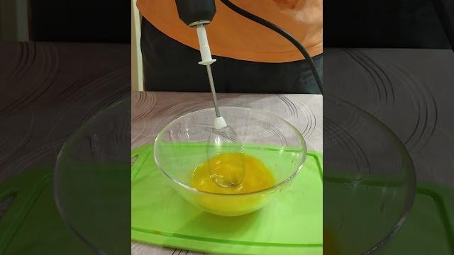 Как правильно взбивать яйца? #рецепт #recipe #shorts Как правильно взбивать яйца? #рецепт #recipe #shorts