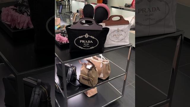 PRADA удивляет снова! Сумки с деревянными ручками – новый тренд️#мода #стиль #тренды #шопинг #байер PRADA удивляет снова! Сумки с деревянными ручками – новый тренд️#мода #стиль #тренды #шопинг #байер