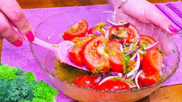Соседка по даче дала рецепт. Уже неделю едим и еще хочется! Обалденная закуска. Порежьте помидоры! Соседка по даче дала рецепт. Уже неделю едим и еще хочется! Обалденная закуска. Порежьте помидоры!