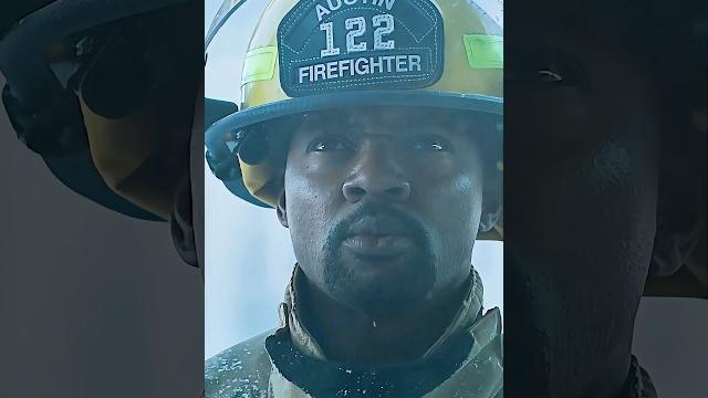 The firefighting in the snowstorm actually created an ice palace. Unfortunately, it's too dangerous. The firefighting in the snowstorm actually created an ice palace. Unfortunately, it's too dangerous.
