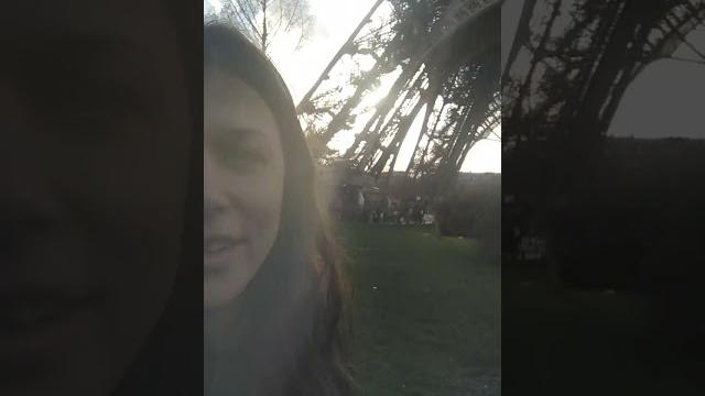 возле ЭЙФЕЛЕВОЙ БАШНИ в ПАРИЖЕ возле ЭЙФЕЛЕВОЙ БАШНИ в ПАРИЖЕ