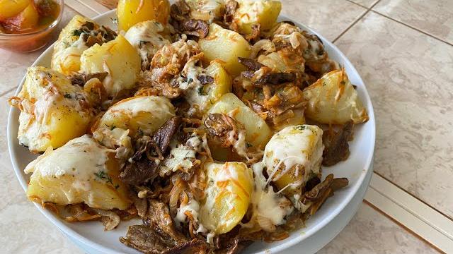 Идея вкусного обеда или ужина в сковороде. Картофель с грибами и с овощами под сырной шапкой. Идея вкусного обеда или ужина в сковороде. Картофель с грибами и с овощами под сырной шапкой.