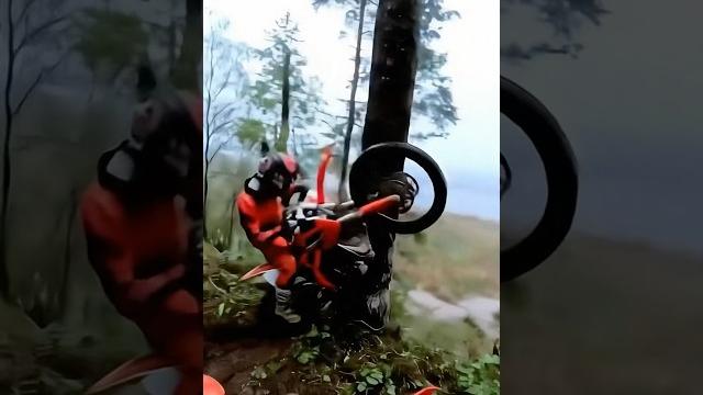 Леха намотался на дерево #эндуро #enduro #приколы #veo3 Леха намотался на дерево #эндуро #enduro #приколы #veo3