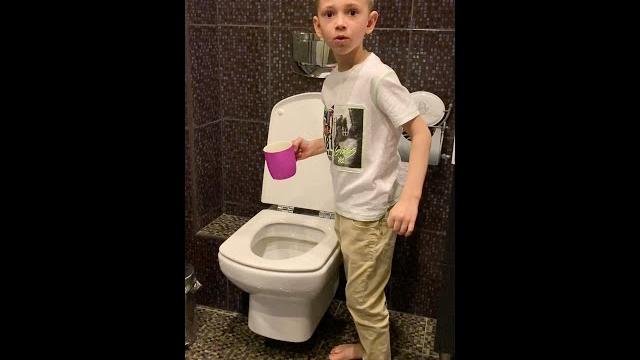Папа выпил воду из унитаза! Смешно до слез! Папа выпил воду из унитаза! Смешно до слез!