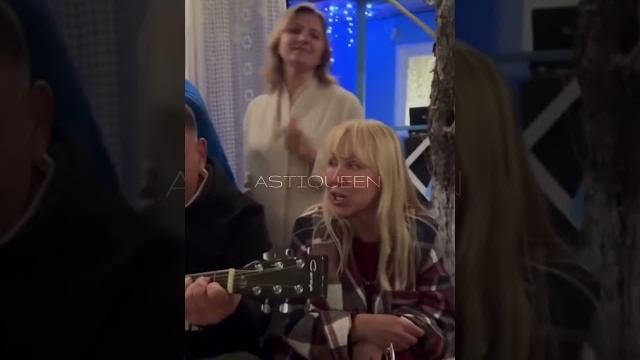 ANNA ASTI спела свой хит «царица» под гитару #concert #повело #musicalconcert #царица #live ANNA ASTI спела свой хит «царица» под гитару #concert #повело #musicalconcert #царица #live