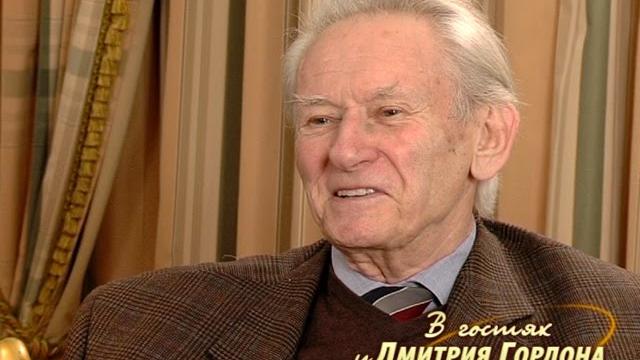 Боровик: Хемингуэй взял у меня бутылку водки, влил в себя треть и начал полоскать горло Боровик: Хемингуэй взял у меня бутылку водки, влил в себя треть и начал полоскать горло