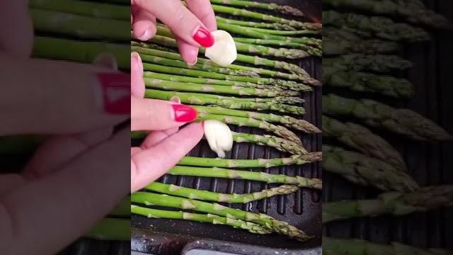 Спаржа на сковороде с маслом и чесноком Спаржа на сковороде с маслом и чесноком