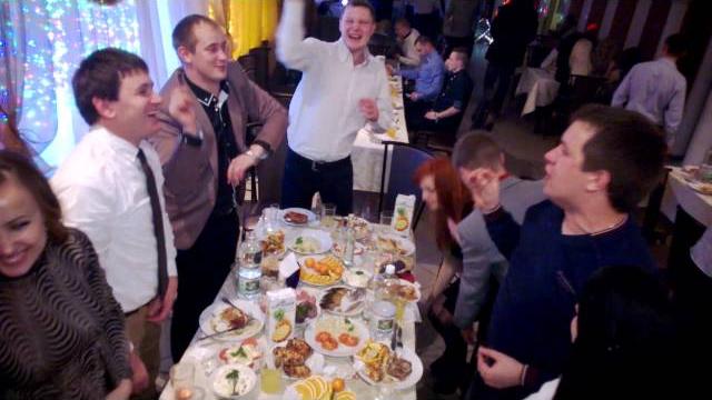 Веселье за столом Веселье за столом