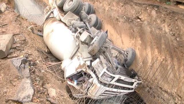 ТОП 10 переворотов автобетономешалки, подборка. Миксер. Crash. Super. ДТП с миксером. ЖБК. БСУ. МАЗ ТОП 10 переворотов автобетономешалки, подборка. Миксер. Crash. Super. ДТП с миксером. ЖБК. БСУ. МАЗ