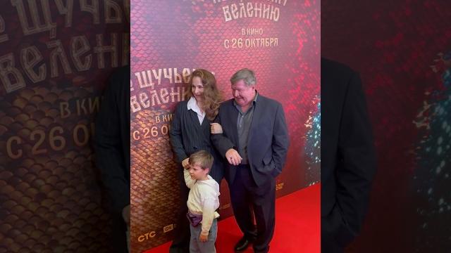 «РОМАН СЕРГЕЕВИЧ - ЛУЧШИЙ!» - РОМАН МАДЯНОВ И АГРИППИНА СТЕКЛОВА на премьере «По щучьему велению» «РОМАН СЕРГЕЕВИЧ - ЛУЧШИЙ!» - РОМАН МАДЯНОВ И АГРИППИНА СТЕКЛОВА на премьере «По щучьему велению»