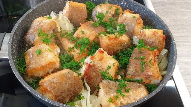 Рыба жареная на тушеном луке Рыба жареная на тушеном луке