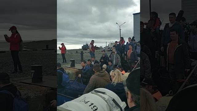 Погрузка на катер "Камчатка" в городе Анадырь. 7 причал. 10 причал. Чукотка Дальний Восток Арктика Погрузка на катер "Камчатка" в городе Анадырь. 7 причал. 10 причал. Чукотка Дальний Восток Арктика