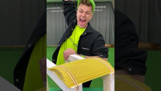 Сколько спагетти сможет сломать Бруно ? Сколько спагетти сможет сломать Бруно ?