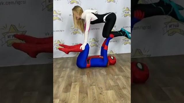 Питер Паркер и Гвен Стейси занимаются гимнастикой человека-паука Питер Паркер и Гвен Стейси занимаются гимнастикой человека-паука