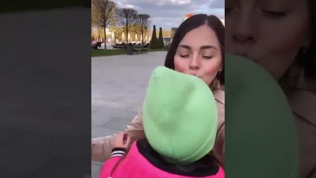 Рапунцель одна гуляет с детьми Рапунцель одна гуляет с детьми