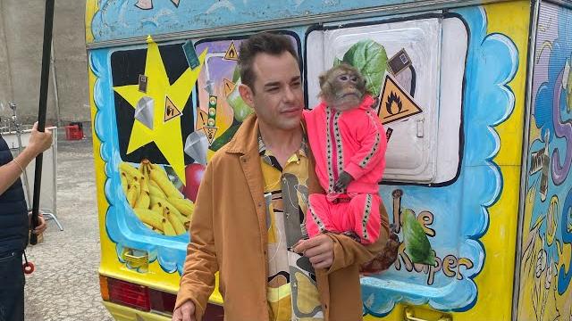 Когда актер не понял , что начались сьемки. Актер Сергей Чирков и обезьянка Чита. Снимали в Самаре Когда актер не понял , что начались сьемки. Актер Сергей Чирков и обезьянка Чита. Снимали в Самаре