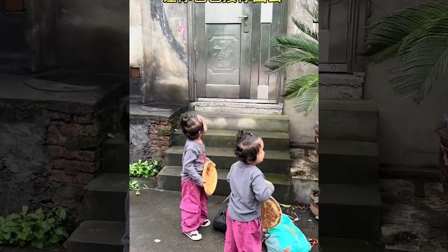 Dad just sent two babies to grandma's house a few days ago and was kicked out by grandma. Twins Dad just sent two babies to grandma's house a few days ago and was kicked out by grandma. Twins