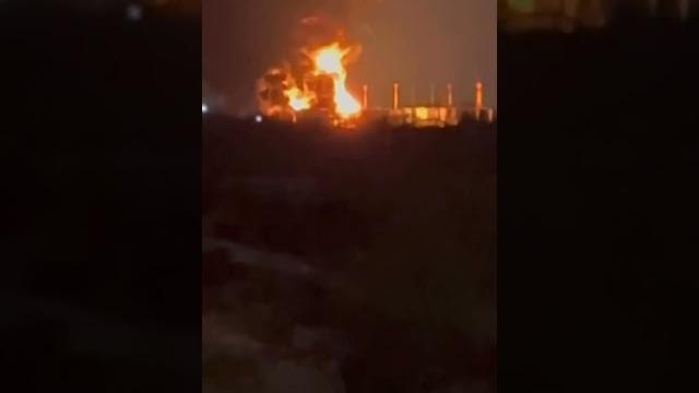 🟠В Энгельсе атака беспилотников привела к пожару на нефтебазе #энгельск #саратов #война #армиярф 🟠В Энгельсе атака беспилотников привела к пожару на нефтебазе #энгельск #саратов #война #армиярф