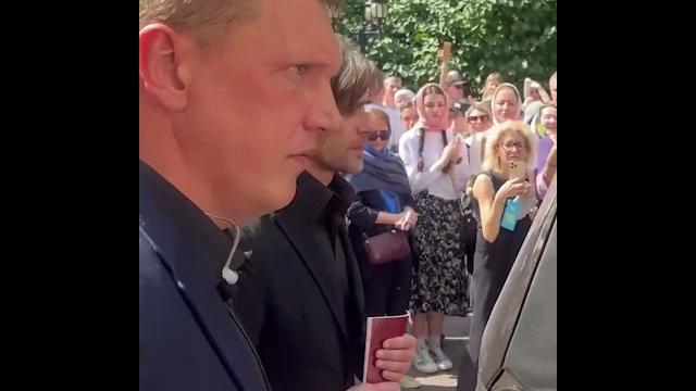 Пётр Чернышёв на похоронах Анастасии Заворотнюк Пётр Чернышёв на похоронах Анастасии Заворотнюк