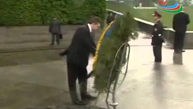 На голову Януковича упал венок ORIGINAL VIDEO! На голову Януковича упал венок ORIGINAL VIDEO!