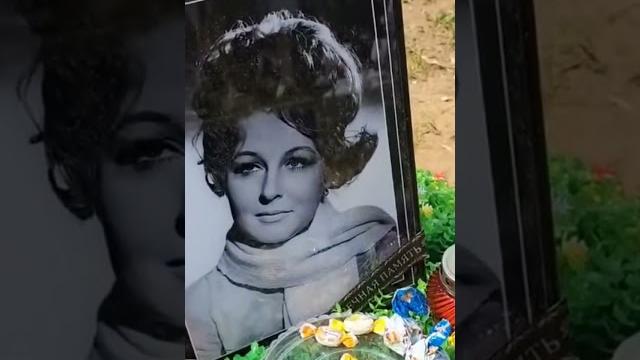 Могила "Пани Терезы" из кабачка "13 стульев"- Зои Зелинской на Троекуровском кладбище Москвы. Могила "Пани Терезы" из кабачка "13 стульев"- Зои Зелинской на Троекуровском кладбище Москвы.