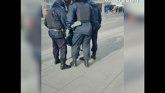 Полицейские бьют задержанную на антивоенной акции Полицейские бьют задержанную на антивоенной акции