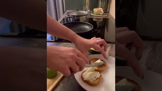 Говорят, что до инстаграма не было авокадо #завтрак #юмор #полезныйзавтрак #авокадо #рецепты Говорят, что до инстаграма не было авокадо #завтрак #юмор #полезныйзавтрак #авокадо #рецепты