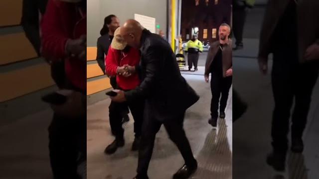 Тот момент, когда пожал руку Тайсону #тайсон #майктайсон #железныймайк #miketyson #ironmike Тот момент, когда пожал руку Тайсону #тайсон #майктайсон #железныймайк #miketyson #ironmike