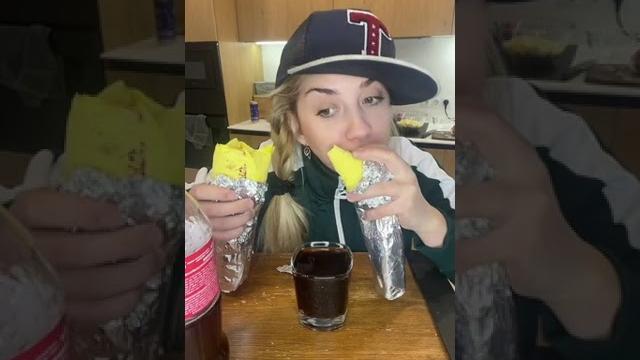 Как едят шаурму в семье. Как едят шаурму в семье.
