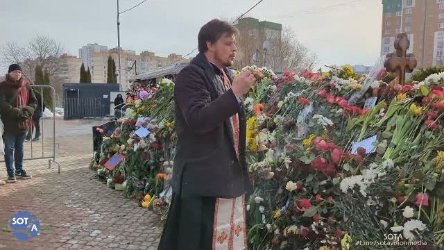 На могиле Алексея Навального священник провел молитву. Несмотря на рабочий день люди продолжают идти На могиле Алексея Навального священник провел молитву. Несмотря на рабочий день люди продолжают идти