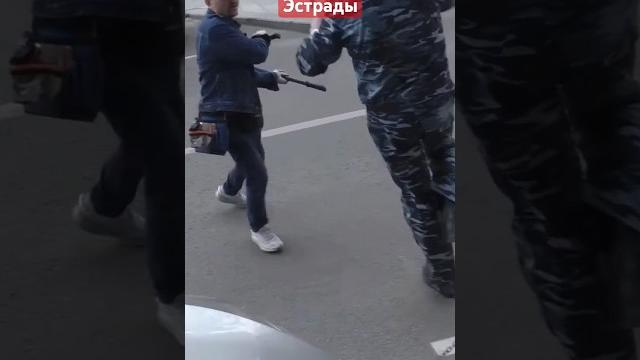 Это видео набрало 18 лямов просмотров. Захват парковки у театра Эстрады #коровин #полиция #хазанов Это видео набрало 18 лямов просмотров. Захват парковки у театра Эстрады #коровин #полиция #хазанов