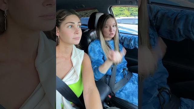 Мужик отращивает ноготь на мизинце Мужик отращивает ноготь на мизинце