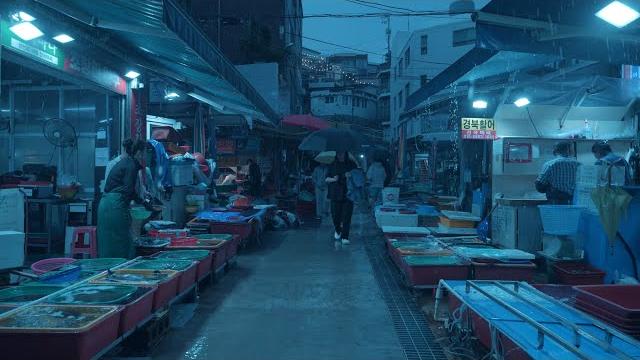 heavy rain pouring and busy people. On days like this, let's blow away the loneliness with makgeolli heavy rain pouring and busy people. On days like this, let's blow away the loneliness with makgeolli