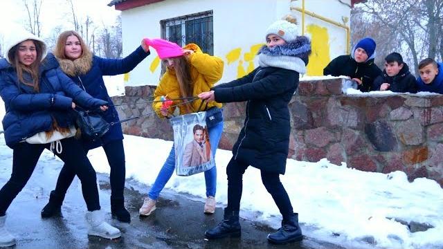К нам ПРИСТАЛИ Девочки!!! К нам ПРИСТАЛИ Девочки!!!