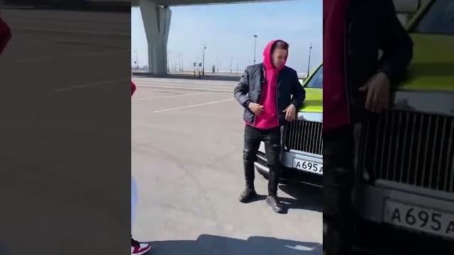 Парень сфоткаться возле чужой машины! Парень сфоткаться возле чужой машины!