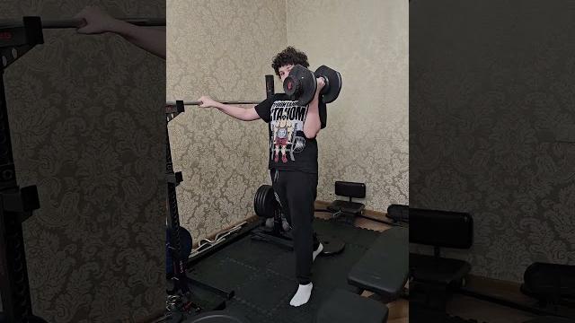 Сколько кг поднимает тринадцатилетний Саня на бицепс Сколько кг поднимает тринадцатилетний Саня на бицепс