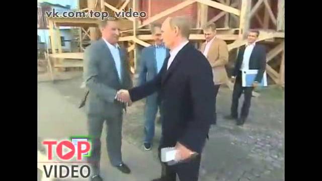 Священник РПЦ целует руку Путина Священник РПЦ целует руку Путина