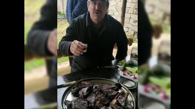 Тост! Пей пока живёшь! Тост! Пей пока живёшь!