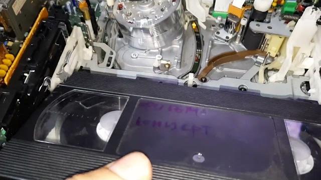 как достать кассету из видеомагнитофона VHS/ how to remove a cassette from a vhs recorder как достать кассету из видеомагнитофона VHS/ how to remove a cassette from a vhs recorder