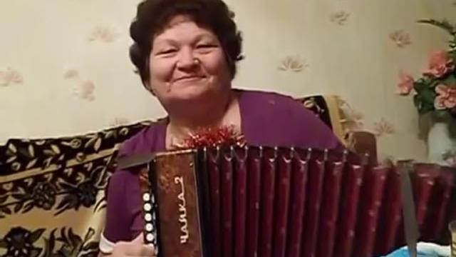 ВЕСЕЛЫЕ ЧАСТУШКИ Поет ОЗОРНАЯ БАБУШКА.частушки под гармонь ВЕСЕЛЫЕ ЧАСТУШКИ Поет ОЗОРНАЯ БАБУШКА.частушки под гармонь