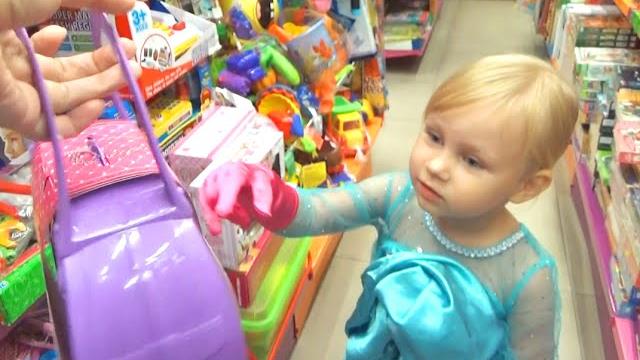 Эльза Алиса Холодное Сердце выбирает подарок для подружки Gift for birthday Frozen Elsa costume Эльза Алиса Холодное Сердце выбирает подарок для подружки Gift for birthday Frozen Elsa costume