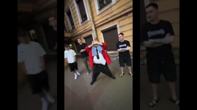 Стас Барецкий рвёт банку пиво Стас Барецкий рвёт банку пиво